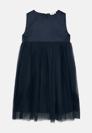 Abito senza maniche blu navy con corpetto in satin e gonna a strati in tulle. Presenta un collo rotondo e una chiusura con zip nella parte posteriore.