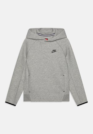 Lysegrå Nike hættetrøje med lange ærmer, sort Nike-logo på venstre bryst og sort kant ved ærmekanterne.