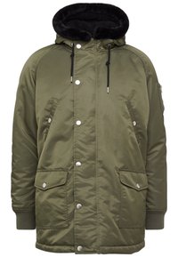 Veste matelassée vert olive avec une capuche doublée en polaire noire, des boutons-pression argentés, deux poches avant et des poignets côtelés.