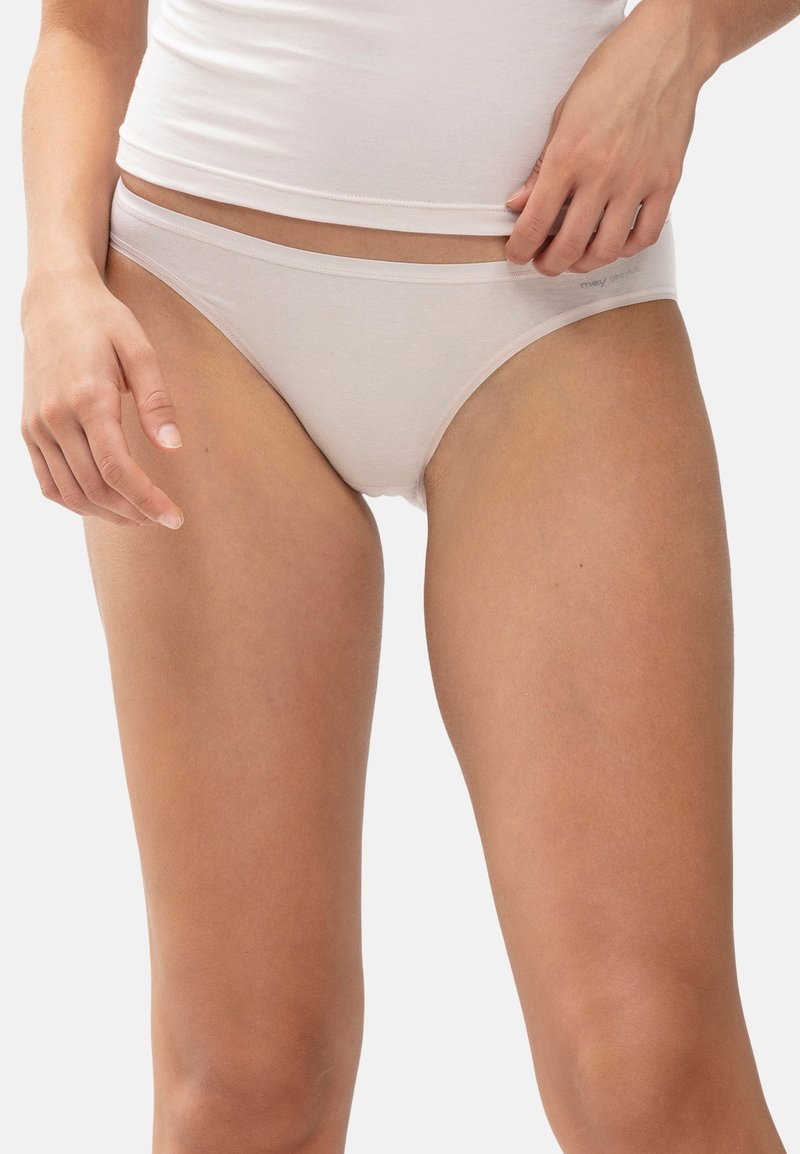 Białe bawełniane bikini z miękkim pasem, minimalistycznym designem i gładką teksturą, z małą metką marki z boku.