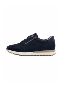 Sneaker in suede blu navy con suola bianca, dotato di una cerniera laterale, punta rotonda e dettagli in rilievo sulla tomaia.