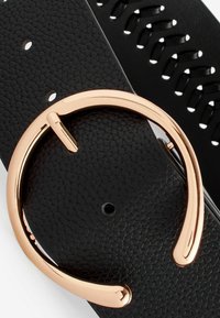 Cintura in pelle nera con texture, dotata di una fibbia rotonda in oro rosa lucido e dettaglio a intaglio lungo la fascia per una vestibilità regolabile.