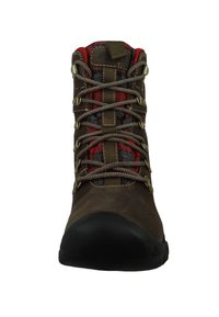 Brauner Wanderschuh mit einem strukturierten Lederoberteil, Gummisohle, Metallösen und kontrastierender roter und grauer Innenausstattung.