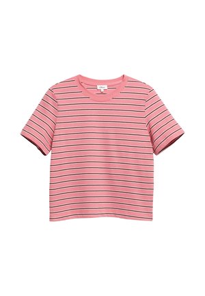 Różowy T-shirt z krótkim rękawem z cienkimi białymi i czarnymi poziomymi paskami oraz okrągłym dekoltem.