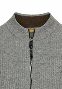 Grauer Strickpullover mit hohem Kragen und schwarzem Reißverschluss. Gerippte Textur und kontrastierender brauner Innenkragen. Verfügt über einen kleinen gelben Reißverschlussakzent.