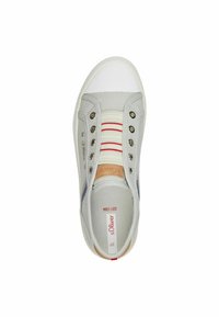 Heledhall halltav sneaker, millel on kangast ülemine osa, kummitald ning dekoratiivsed punased ja sinised triibud. Omab silmade avasid ja tan värvi logoplaati keele peal.