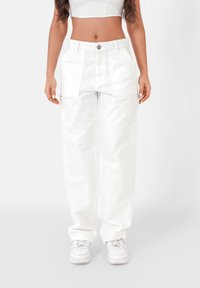 Witte cargobroek van denim, met voorplooien, zijzakken, een relaxte pasvorm en een knoopsluiting in de taille.
