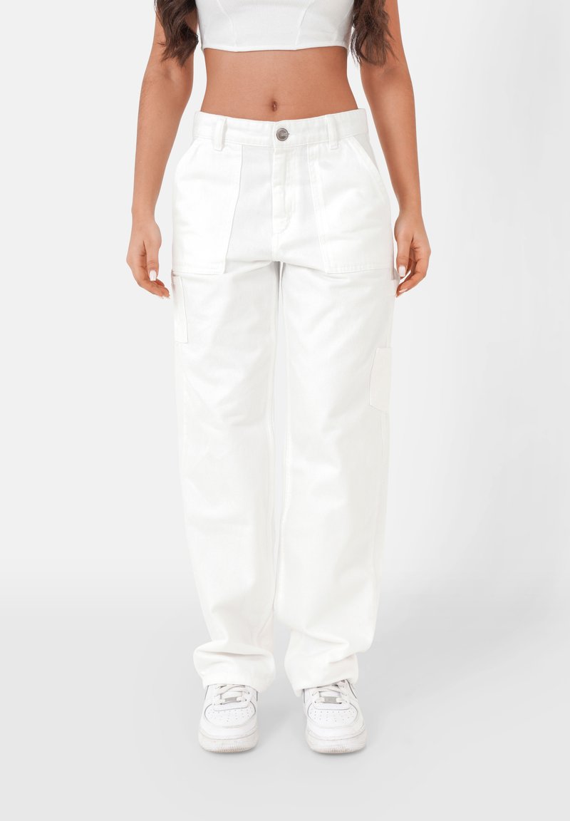 Witte cargobroek van denim, met voorplooien, zijzakken, een relaxte pasvorm en een knoopsluiting in de taille.