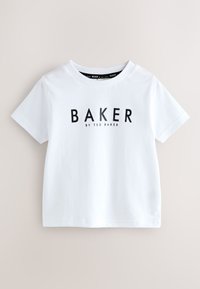 T-shirt blanc à manches courtes avec texte noir "BAKER BY TED BAKER" imprimé sur le devant, col rond simple.