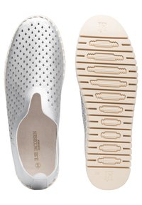 Zapato plano plateado con parte superior texturizada que presenta un patrón de olas. Suela de goma ribeteada de color crema. Talla 39.
