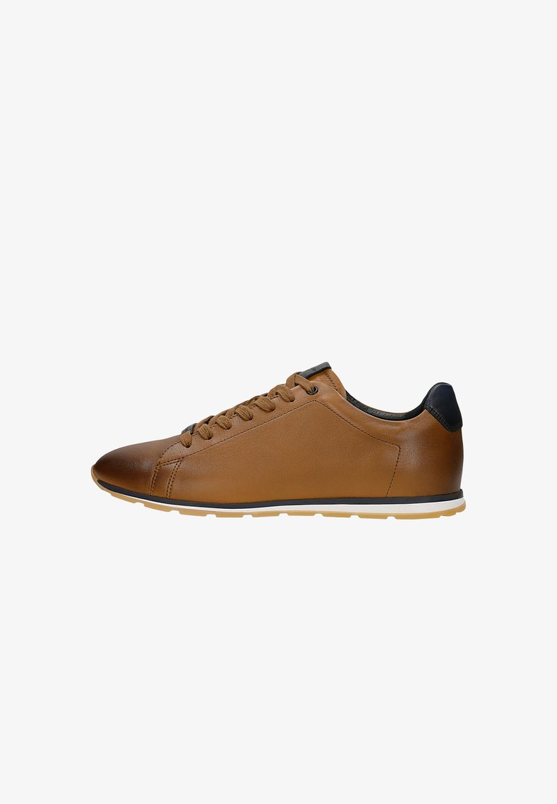 Καφέ δερμάτινο sneaker χαμηλού προφίλ με ταιριαστά κορδόνια, μαύρη φτέρνα, λευκή ενδιάμεση σόλα και εξωτερική σόλα από καουτσούκ σε χρώμα καραμελέ, εμφανιζόμενο σε πλάγια όψη.