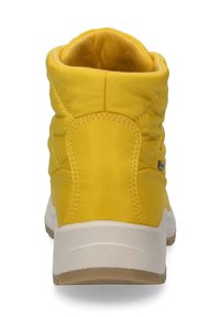 Gul polstret ankel sneaker med rund tå, hvid gummisål og en glat overflade med detaljeret syning.