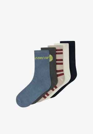 Fünf Paar Baumwollsocken, darunter einfarbige und gestreifte Muster. Farben sind Blau, Grau, Beige, Creme und Marineblau. Auf einem Paar ist Text abgedruckt.