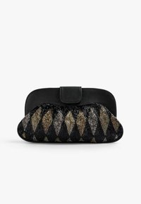 Bolso de mano con parte superior de cuero negro y cuerpo texturizado de cuentas con patrones de diamantes en tonos negro, plata y dorado.