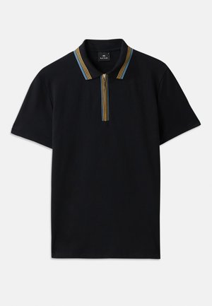 Camisa polo negra de algodón, con mangas cortas y cierre frontal con cremallera. El cuello tiene acentos a rayas en azul y amarillo.