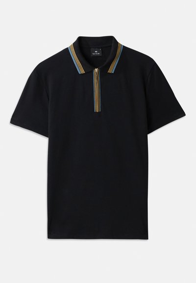 Camisa polo negra de algodón, con mangas cortas y cierre frontal con cremallera. El cuello tiene acentos a rayas en azul y amarillo.