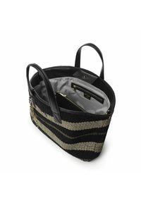 Bolso tote tejido en negro y beige con dos asas, interior forrado y bolsillos con cremallera. Presenta herrajes en tono dorado y una superficie texturizada.