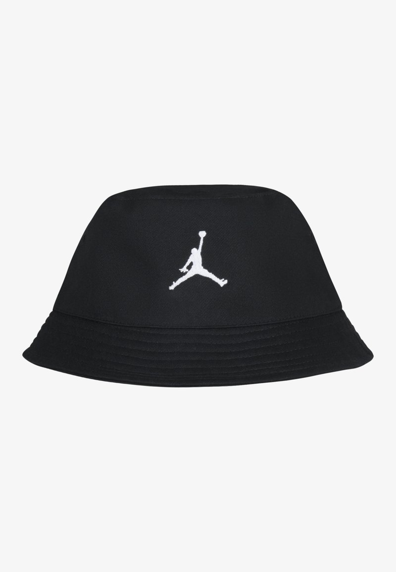 Svart bøttehatt laget av stoff, med en hvit brodert Jumpman-logo foran, bred brem og strukturert design.