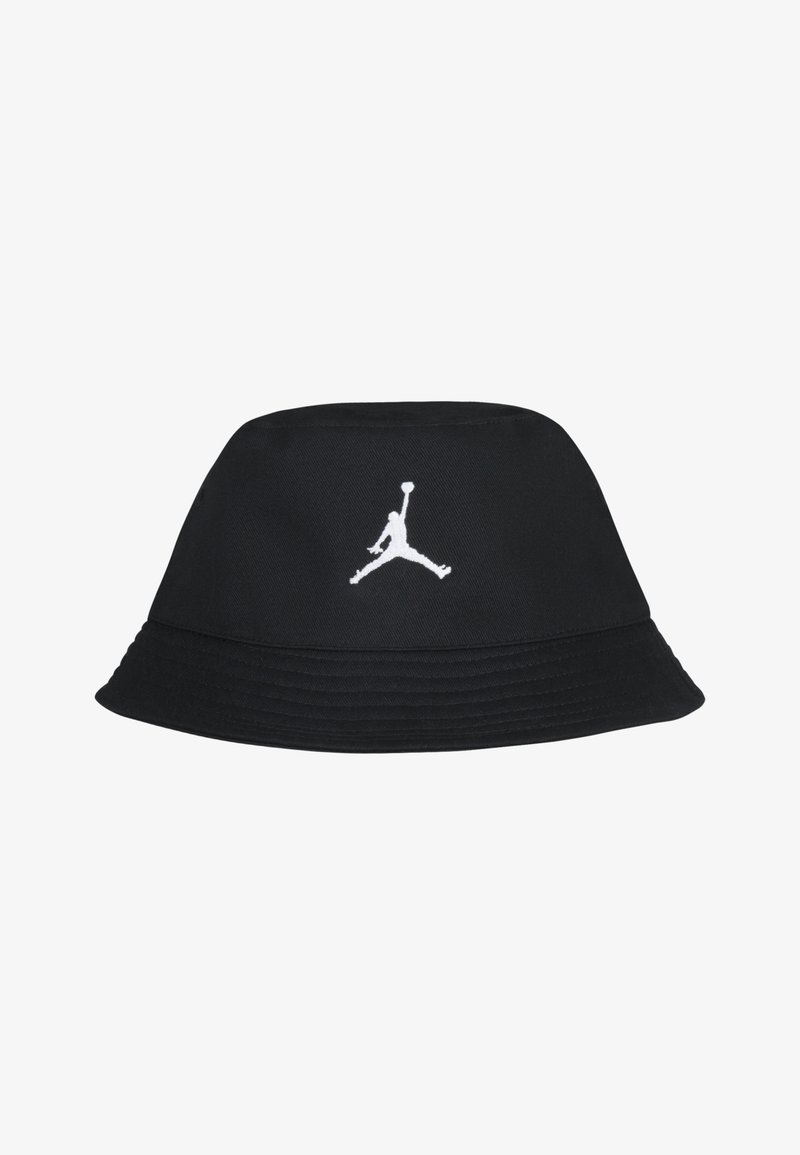 Melnā borta cepure, izgatavota no auduma, uz tās priekšpuses ir balta izšūta Jumpman logo, plata mala un strukturēta konstrukcija.