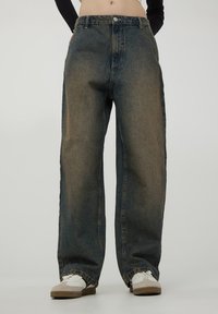 Terranova BAGGY EFFETTO SOVRATINTO - Jeans baggy - blu denim scuro
