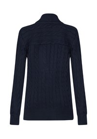 Suéter de punto azul marino con patrones de cable texturizados, un cuello alto y puños y dobladillo acanalados. La vista posterior enfatiza el diseño.
