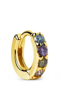 Pendiente de aro dorado que presenta cuatro piedras preciosas multicolores dispuestas a lo largo de un lado, exhibiendo un acabado pulido y un diseño redondeado.