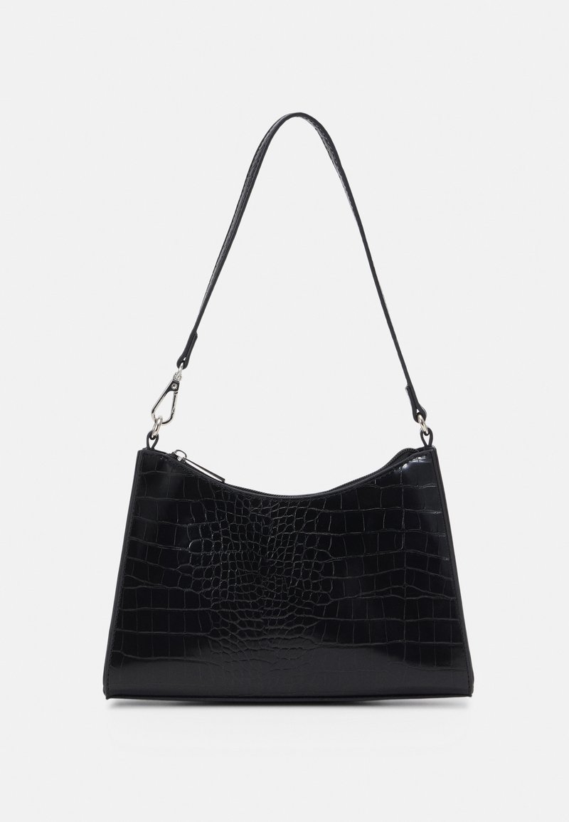 Sac à main noir avec texture crocodile, fermeture éclair et une seule bandoulière courte avec attaches métalliques sur un fond clair uni.