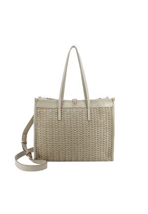 Borsa tote beige intrecciata con rifiniture in pelle, due manici superiori e tracolla regolabile, forma rettangolare con piccola chiusura dorata al centro superiore.