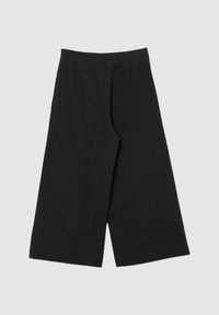Schwarze, weit geschnittene Hose aus glattem Stoff, mit einem klaren Design, hoher Taille und scharfen Falten an der Vorderseite, ohne sichtbare Hardware.