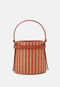 Czerwona i beżowa pleciona torebka typu bucket z jedynym skórzanym uchwytem w tym samym kolorze oraz logo Furla na przednim skórzanym pasku.