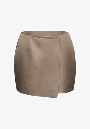Hnedá mini sukňa typu zavinovacia s čistými líniami a hladkou textúrou látky, s vysokým pásom a asymetrickým predným panelom.