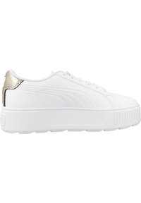 Zapatillas de plataforma blancas con un acabado de cuero suave, que presentan un acento texturizado en oro en el talón y una suela de goma blanca con estrías.