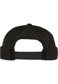 Svart caps med teksturert stofffinish, rund krone og justerbar stropp bak; har en sentral knapp og ventilasjonsåpninger.