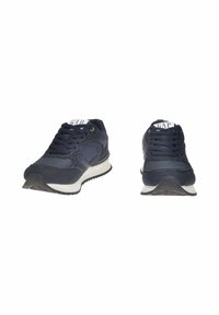 Un paio di sneaker sportive blu navy con suole bianche e suole nere, esposte da una leggera angolazione frontale sinistra.