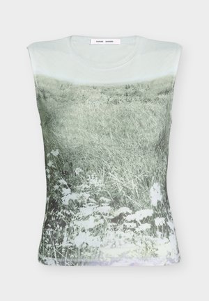 Αμάνικο τοπ με απαλό, υποτονικό σχέδιο λιβάδι με γρασίδι και λευκά άγρια άνθη σε ανοιχτό φόντο.