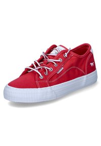 Sneaker in tela rossa con suola in gomma bianca, punta rotonda e occhielli argentati. Il lato presenta dettagli ricamati e il logo del marchio sul tallone.