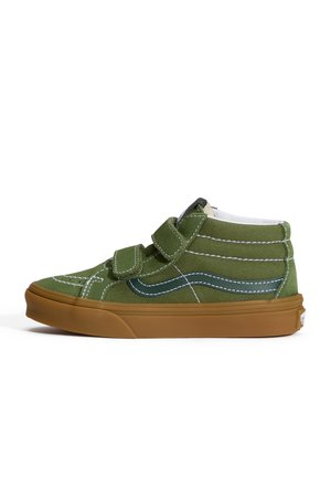 Zielony wysoki sneaker z brązową podeszwą, dwoma paskami na rzepy, białymi szwami i ciemnozielonym paskiem bocznym, pokazany z zewnętrznej strony.