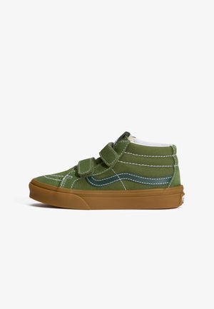 Zielony wysoki sneaker z brązową podeszwą, dwoma paskami na rzepy, białymi szwami i ciemnozielonym paskiem bocznym, pokazany z zewnętrznej strony.