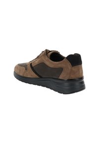 Brązowe zamszowe sneakersy z ciemnymi akcentami, sznurowana konstrukcja, wyściełana czarna podeszwa i teksturowane panele zdobiące górną część.