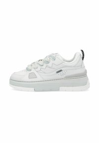 Sneaker bianco con un design a materiali misti, sovrapposizioni testurizzate, suola intermedia spessa e lacci intrecciati unici con un tab sul tallone in contrasto.