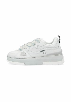 Sneaker bianco con un design a materiali misti, sovrapposizioni testurizzate, suola intermedia spessa e lacci intrecciati unici con un tab sul tallone in contrasto.