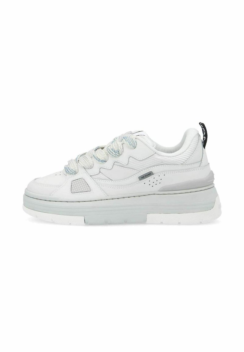 Sneaker bianco con un design a materiali misti, sovrapposizioni testurizzate, suola intermedia spessa e lacci intrecciati unici con un tab sul tallone in contrasto.