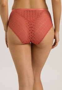Kanten hoge taille slipjes in een zachte koraalkleur, met een geometrisch patroon, geglazuurde randen en een soepele tailleband voor comfort.