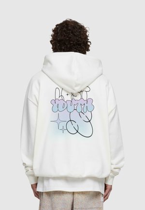 Hvid hættetrøje med oversized pasform, med multikolor gradient tekstgrafik der siger "YOUTH" på ryggen. Blød stoftekstur.