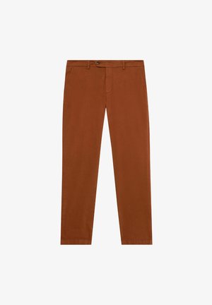 Brązowe chinosy wykonane z bawełny, z prostymi nogawkami, zamkiem błyskawicznym z przodu i pojedynczym zapięciem na guzik. Gładka tekstura, brak widocznych wzorów.
