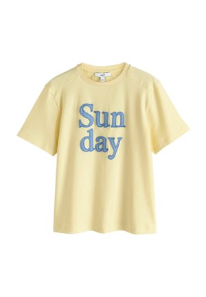 Lichtgeel T-shirt met korte mouwen en blauw gestikte tekst "Sunday" aan de voorkant en een ronde hals.