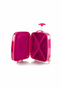 Maleta rígida de color rosa con un exterior brillante, asa retráctil y cuatro ruedas. El interior cuenta con un forro rosa sólido y cintas para sujetar la ropa.