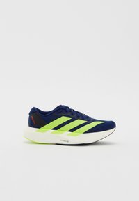 Adidași de alergare pentru bărbați, cu dungi fluorescente verzi, partea superioară din țesătură texturată, guler căptușit și talpă albă cu accente galbene.