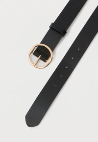 Čierny kožený opasok s okrúhlou zlatou kovovou prackou, hladkou textúrou a piatimi nastaviteľnými otvormi pozdĺž pásu pre prispôsobenie veľkosti.