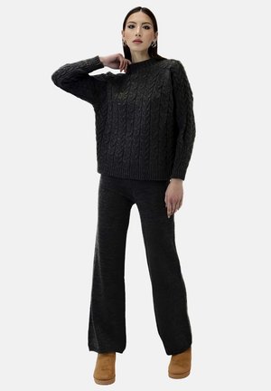 Mørkegrå kabelstrik sweater med høj hals, parret med matchende bredbenede bukser. Sættet har en blød, hyggelig tekstur.